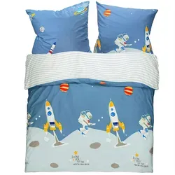 Kinderbettwäsche 135x200 mit Astronauten-Muster aus 100% Baumwolle - Entdecken Sie die fantasievolle Kinderbettwäsche mit Raumschiffen und Astronauten. Ideal für süße Träume und unbeschwerten Schlaf. Das Set enthält einen Bettbezug (135x200 cm) und einen Kissenbezug (80x80 cm) aus reiner, atmungsaktiver Baumwolle.