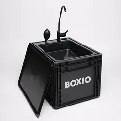 BOXIO - WASH mobiles Waschbecken - Praktisches Caravan-Zubehör für Camping und Baustellen, autark mit Handpumpe für sofortige Einsatzbereitschaft und einfache Befüllung an jedem Wasserhahn.
