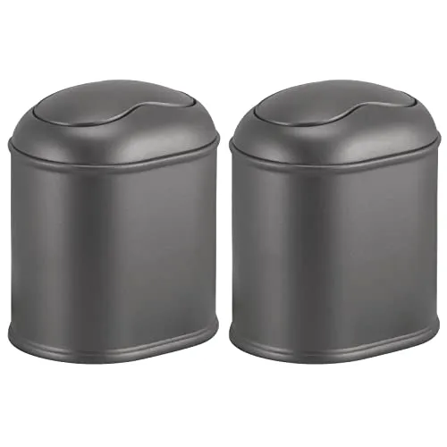 mDesign Badaccessoire-Set: Schwingdeckel-Mülleimer 2er Set - Praktisches 2er Set Mini-Mülleimer mit Schwingdeckel für stilvolle Ordnung in kleinen Räumen. Ideal für Badezimmer, Schlafzimmer oder Büros – kompakt, zuverlässig und leicht zu reinigen.