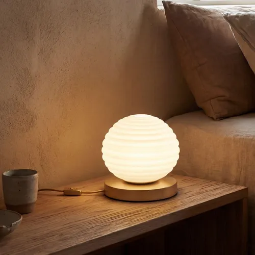 Nachttischlampe aus Glas und Metall E27 in Gold und Weiß – Modern & Stilvoll - Moderne Tischlampe aus Metall und satiniertem Glas für eine elegante Atmosphäre. Ideal als Nachttischlampe oder dekorative Beleuchtung in jedem Raum. Individuelle Lichtgestaltung durch freie Wahl der E27-Leuchtmittel.