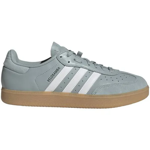 ADIDAS Herren Radschuhe Velosamba Leather - Vielseitige Radschuhe im klassischen Samba-Design, ideal für entspannte Touren. Mit kompatibler Sohle für Klickpedalsysteme und reflektierenden 3-Streifen für gute Sichtbarkeit. Perfekt für Fahrradfahrer, die Stil und Funktionalität schätzen.