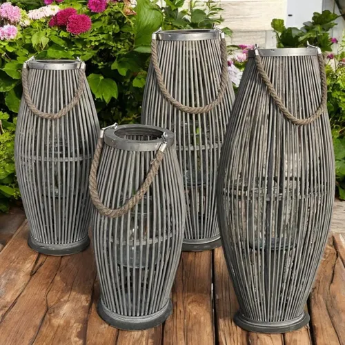 Bambuslaterne mit Henkel und Glaszylinder - Elegante Laterne aus Bambus für Garten und Innenbereich, mit Glaseinsatz für stimmungsvolle Beleuchtung. Ideal für Balkon und Terrasse, sorgt für eine gemütliche Atmosphäre.