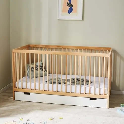 Kids Collective Babybett 60x120 – höhenverstellbar & mit Schublade - Hochwertiges Gitterbett aus Buchenholz, mit herausnehmbaren Sprossen und neunfach verstellbarem Lattenrost. Sicherheit durch europäische Qualitätsstandards, ideal für Babys bis 6 Jahre.