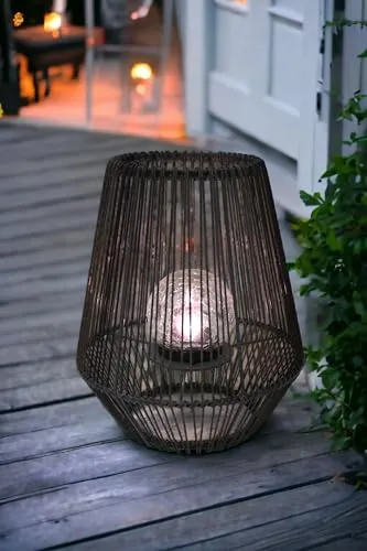 Solar Laterne mit Glaskugel - 30cm Polyrattan Gartenleuchte - Außenlaterne aus wetterfestem Polyrattan mit festverarbeiteter Bruchglas-Glaskugel. Genießen Sie ein einzigartiges Lichtspiel und die automatische Dämmerungserkennung für stimmungsvolle Abende im Freien.