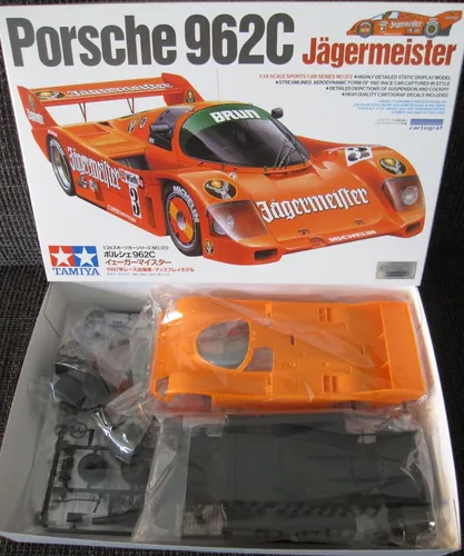 Tamiya Porsche 962C Jägermeister 300024372 - Fahrzeugmodell des ikonischen Porsche 962C, perfekt für Modellbau-Enthusiasten und Sammler.