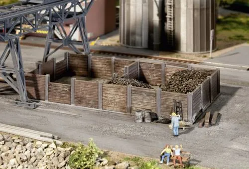 Faller 120254 H0 Kohlenbansen - Landschaftsbau: Großvolumige Holz-Bansen zur Lagerung von Kohle und Schüttgut, perfekt für bahnnahen Kleingewerbe oder Hafenumschlag.