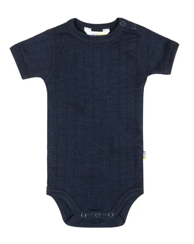 Joha Kurzarmbody aus Merinowolle/Seide - Hochwertiger Joha Baby Kurzarmbody aus 85% Merinowolle und 15% Seide. Praktische Druckknöpfe erleichtern das Anziehen und Wickeln. Ideal für jede Jahreszeit – hält angenehm warm oder kühl.
