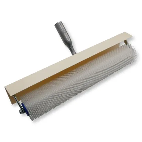 DEWEPRO Bodenlegerkelle Stachelwalze 500mm mit Spritzschutz - Effiziente Stachelwalze mit 500mm Breite und 21mm Stachellänge für blasenfreies Auftragen von Mörtel und Spachtelmassen. Ideal für Handwerker und Heimwerker, die präzise Ergebnisse erzielen möchten.