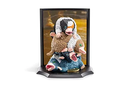 The Noble Collection Toyllectible Schatzhaufen von Baby-Nifflers - Actionfiguren für Kinder, ideal für Harry-Potter-Fans; enthält 4 Baby-Niffler in einem detailreichen Diorama mit Hintergrund und Sternen.