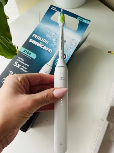Produktbild Philips Sonicare 3100 White HX4031/21 – Schallzahnbürste mit 2 kostenlosen Bürsten