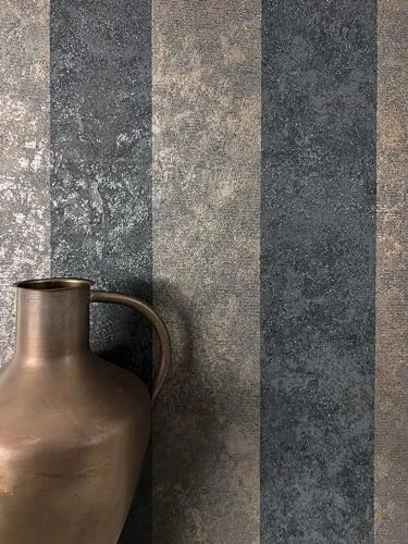 Newroom Vliestapete Saliba Black - Modern Streifen Design - Tapete aus Vlies mit metallic glänzenden Streifen in Schwarz, Braun und Grau. Ideal für Wohnzimmer, Schlafzimmer und Küche, wasser- und dampfbeständig sowie restlos trocken abziehbar.