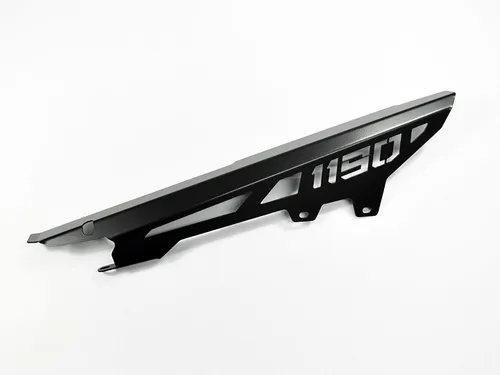 KTM 1190 Adventure Kettenschutz Logo schwarz - Schutzvorrichtung für KTM 1190 Adventure, aus gebürstetem Edelstahl, pulverbeschichtet und ideal zum Schutz der Kette.