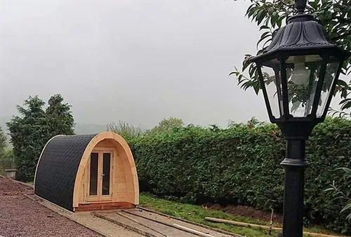 Wochenendhaus Mobilheim Campinghütte Freizeithaus - Gartenhaus aus Kiefernholz mit wasserdichtem Bitumendach. Ideal für entspannte Wochenenden in der Natur. Robuste Bauweise und skandinavisches Design bieten Komfort und Stil.
