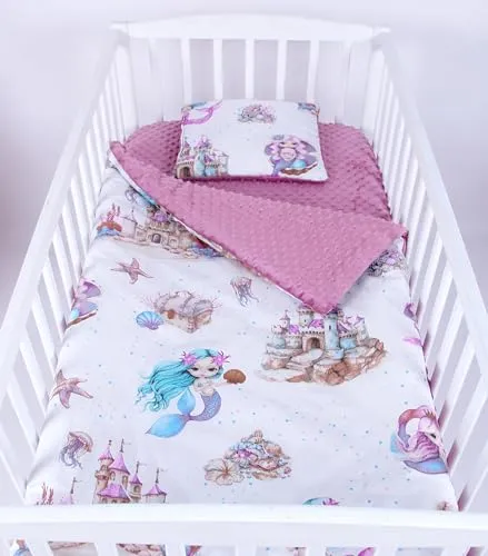 Babylux Babydecke 75x100 cm mit Kissen 30x35 cm – Kuscheldecke aus Minky & Baumwolle – Krabbeldecke für Kinderwagen, Babybett & Spielgruppe (K147 - Retro-Rosa + Meerjungfrauen)