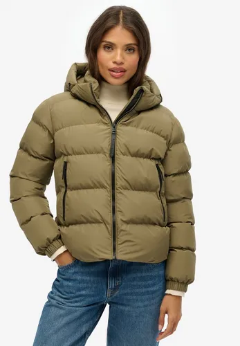 Superdry Steppjacke HOODED SPORTS PUFFER JACKET – Kunstfaser, relaxed fit - Die Superdry Steppjacke »HOODED SPORTS PUFFER JACKET« ist ideal für kühle Tage. Mit ihrem bequemen Schnitt und praktischen Taschen bietet sie Komfort und Stil für jeden Freizeitlook.