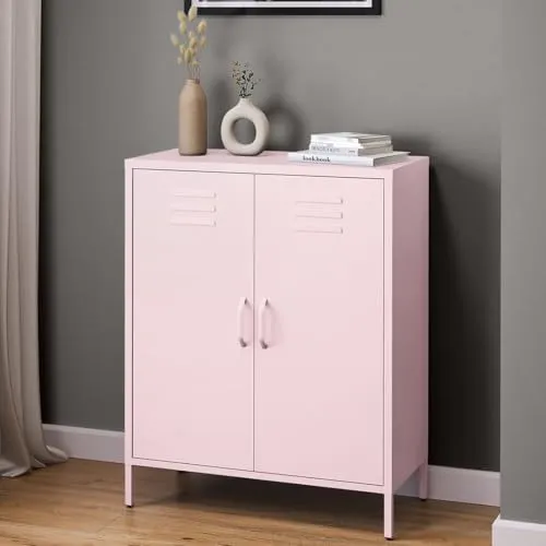 skølm Kommode Atria rosa – Vielseitiges Sideboard für jeden Raum - Kommoden & Sideboards – Stilvolle Metallkommode mit Doppeltüren, höhenverstellbaren Regalflächen und pflegeleichtem Stahl für flexible Nutzung im Schlafzimmer, Wohnzimmer oder Küche.
