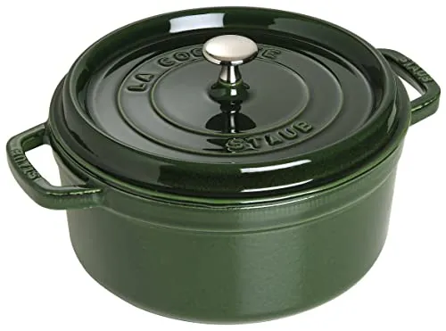 STAUB Gusseisen Bräter/Cocotte 24 cm - Hochwertiger runder Bräter aus emailliertem Gusseisen mit 3,8 L Volumen, ideal für alle Herdarten, inkl. Induktion. Genieße saftige Speisen dank der Aromaregen Funktion!