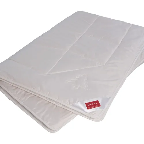 Hefel Wellness Zirbe Ganzjahresdecke - Bettdecken für erholsamen Schlaf mit natürlicher Selbstreinigungskraft. Die Füllung aus Merino-Schafschurwolle und Zirbenflocken sorgt für ein wohliges Raumklima.