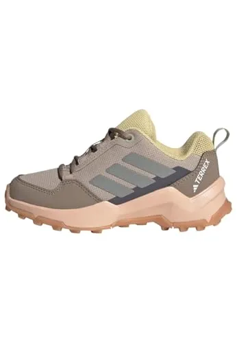 adidas Unisex Kinder Terrex AX4R Wanderschuhe, GUM10/semi Impact orange/Wonder Taupe, 33 EU - Leichte und robuste Wanderschuhe für Kinder, mit rutschfester Traxion-Außensohle und komfortabler EVA-Zwischensohle für optimale Unterstützung beim Spielen und Entdecken.