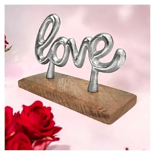 com-four® Deko Schriftzug Love aus vernickeltem Aluminium auf Mangoholz-Sockel mit Antirutsch-Pads - Dekorative Metall-Buchstaben zum Hinstellen (01 Stück - Love 19cm)