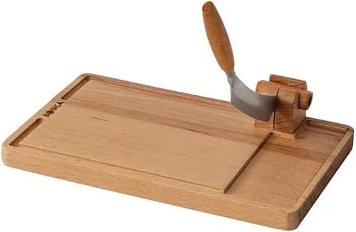 BOSKA Käseschneider Lumberjack Amigo mit Käsemesser - Hochwertiges Buchenholz & Edelstahl, 23 cm - Praktisches Schneidebrett mit Käsemesser für halbfeste und harte Käsesorten sowie Wurst. Sicheres Schneiden dank intelligentem Design, das Ihre Finger schützt. Die Auffangrinne sorgt für Sauberkeit beim Servieren.