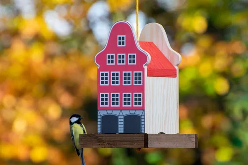 Kleines Deko-Vogelhaus hängend