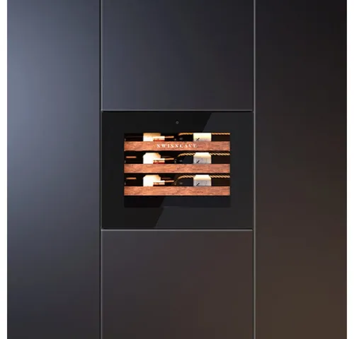 Swisscave WIB-45FT Einbauweinkühlschrank – 1-Zone für 24 Flaschen - Eleganter Einbauweinkühlschrank mit Touch-Bedienung für 24 Standardflaschen. Ideal für eine stilvolle Lagerung, ausgestattet mit UV-abweisender Doppelverglasung und automatischem Abtauverfahren.