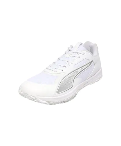 PUMA Unisex Accelerate Pro 4 Hallenturnschuh, Weiß Silber, 42.5 EU - Herren-Hallenschuhe, mit atmungsaktivem Obermaterial für optimalen Komfort und hervorragende Beweglichkeit auf dem Spielfeld.