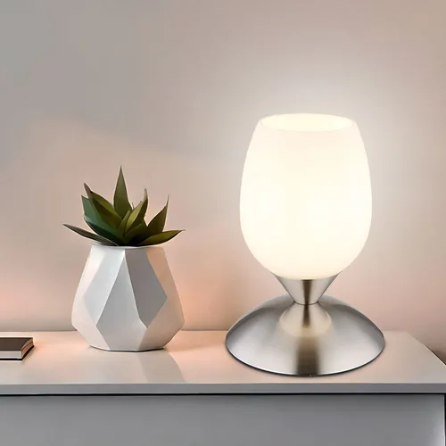 Moderne Tischlampe in Nickel mit opalem Glas von Globo
