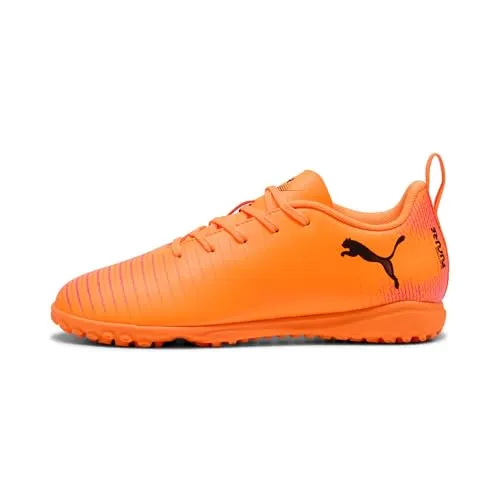 Puma Unisex-Kinder Future 8 Play TT Jr Fußballschuh – Orange/Schwarz, 4.5 UK - Bequemer Fußballschuh für Kinder mit normaler bis breiter Passform. Ideal für harte Naturböden und Kunstrasen dank der robusten Gummilaufsohle. Leichtes Obermaterial sorgt für Komfort und Langlebigkeit.