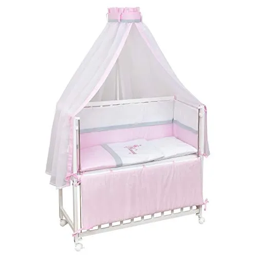 Baby Delux Beistellbett 90x40 mit Matratze und Bettwäsche Set (Princess) - Babybett Beistellbett in Weiß aus Kiefermassivholz, mit absenkbarer Gitterseite für einfache Handhabung und Mobilität durch Räder - ideal für Neugeborene.