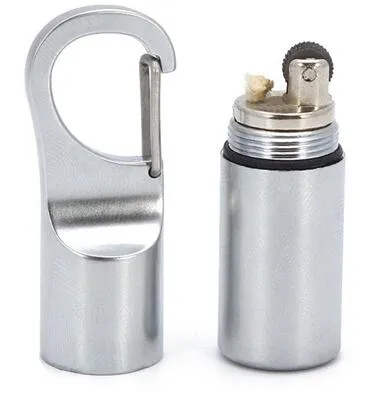 Origin Outdoors Mini Sturmfeuerzeug aus Edelstahl - Kompaktes und leichtes Sturmfeuerzeug, ideal für Outdoor-Aktivitäten. Mit praktischem Befestigungsclip für Schlüsselbund oder Rucksack und robuster Gummidichtung für zuverlässige Nutzung.