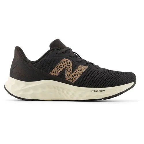 New Balance ARISHI Laufschuhe - Die New Balance ARISHI Laufschuhe bieten optimalen Komfort beim Laufen. Mit anpassbarer Schnürung und leicht profiliertem Gummi-Fußbett sind sie ideal für dein Training. Pflegeleichtes Obermaterial aus Synthetik sorgt für einfache Reinigung.
