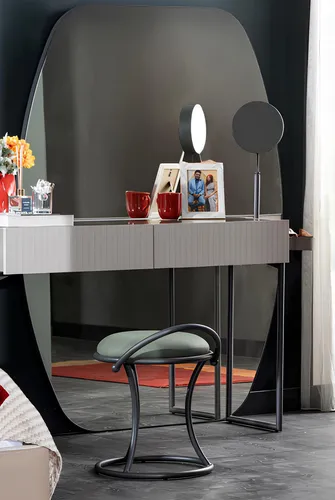 Stilvoller Weißer Schminktisch mit Edlem Polsterhocker Set - Eleganter Schminktisch mit ovalem Spiegel und 2 Schubladen, ideal für Schlafzimmer. Inklusive komfortablem Hocker. Modernes Design in hellem Holz für eine stilvolle Einrichtung.