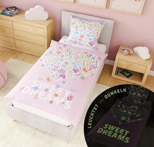 Glow in the Dark Kinderbettwäsche 135x200 - Herz Design - Bettwäsche für Kinder 135x200 mit leuchtendem Herz-Motiv und 10 Spielideen. Aus 100% Baumwolle für höchsten Komfort und Pflegeleichtigkeit. Ein Highlight für jedes Kinderzimmer!
