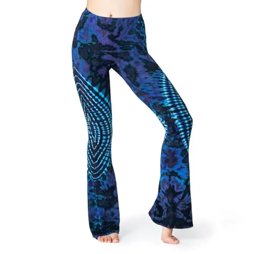 PANASIAM Batik Leggings mit Schlag, Lila, Größe M - Handgefertigte Leggings aus Thailand mit einzigartigem Batikdesign. Atmungsaktive Viskose sorgt für hohen Tragekomfort. Maschinenwaschbar und farbecht – ideal für individuelle Styles.