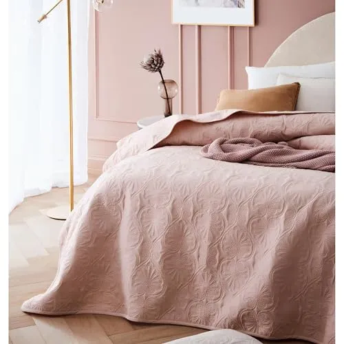 ROOM99 Leila Elegante Tagesdecke in Puderrosa 220 x 240 cm Vielseitige Wohndecke als Bettüberwurf oder Sofaüberwurf Überwurfdecke für Bett und Sofa Steppdecke Stil Ideal als Bedspread