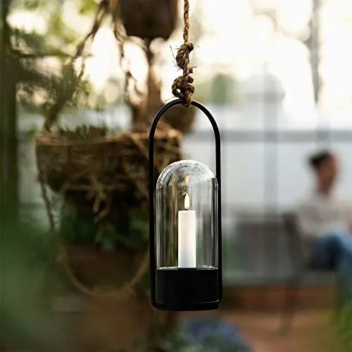 Uyuni Outdoor Lantern Kerzenlaterne schwarz - Sichere und stilvolle Beleuchtung für draußen mit der Uyuni Outdoor Lantern. Diese wasserfeste Laterne sorgt für eine gemütliche Atmosphäre im Freien und bietet die bewährte Uyuni Qualität mit authentischem Kerzenschein.