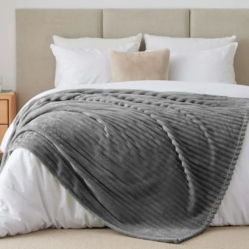 BEDELITE Kuscheldecke Flauschig Decke Extra Groß - weiche Flanell Decken Grau 230x270 für Bett, Deko Streifen Cord Fleecedecke als Tagesdecke für Schlafzimmer, King Blanket Wide Use