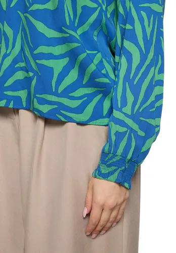 Cartoon Damen Schlupfbluse mit Muster 34, Green/Blue - Lässige Schlupfbluse mit grafischem Muster und V-Ausschnitt. Ideal für einen entspannten Look, perfekt kombinierbar für den Alltag.