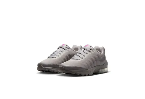 Nike Air Max Invigor Print (gs), Damen Laufschuhe, Mehrfarbig (Atmosphere Grey/Guns 001), 36.5 EU - Sportliche Damen Laufschuhe mit leichtem Mesh-Obermaterial für Atmungsaktivität. Max Air-Element in der Sohle sorgt für optimalen Komfort und hervorragende Traktion auf verschiedenen Oberflächen.