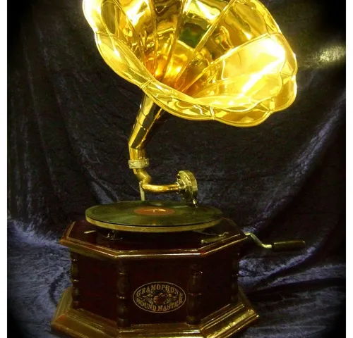 Antikas Wanddekoobjekt Grammophon - Deko-Objekte, stilvolles Wanddekoobjekt im Vintage-Design, das nostalgische Atmosphäre in Ihr Zuhause bringt.