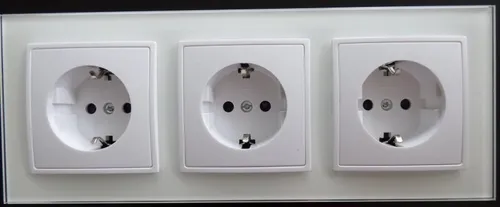 Abelka Nuovo 3-fach Schukosteckdose aus Glas - Elegante 3-fach Schukosteckdose für den Innenraum, aus hochwertigem Glas mit glattem Finish. Ideal für eine stilvolle Elektroverdrahtung.