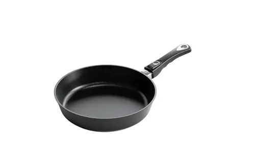 AMT Gastroguss Sonder-Edition Klaus grillt, hohe Ausführung, Ø 28 cm, 7 cm hoch, abnehmbarer Stiel, nachhaltig und klimafreundlich, Wiederbeschichtung möglich, Induktion, AMZN-KG-I-7L28-Z20B