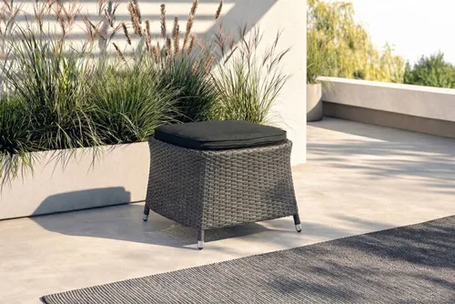 OUTFLEXX Gartenlounge-Hocker Rocking mit Sitzpolster - Stilvoller Outflexx Rocking Hocker, perfekt für entspannte Momente im Garten. Mit leichtem Aluminiumgestell und gemütlichem 3 cm Polster für optimalen Komfort. Ideal als zusätzliche Sitzgelegenheit für Gäste.