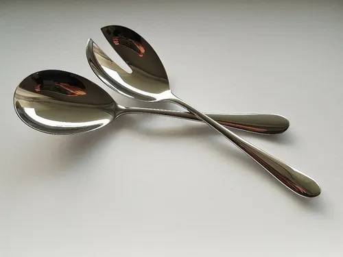 WMF Merit Salatbesteck groß 3201001959 - Besteck-Einzelteile: Robustes Salatbesteck aus Cromargan Edelstahl, rostfrei und spülmaschinengeeignet, ideal für müheloses Servieren und Abtropfen von Dressings.