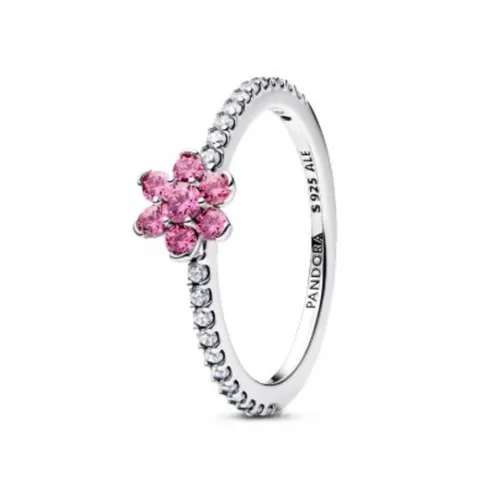 PANDORA Ring Rosa Blume in 925 Sterling Silber mit Cubic Zirkonia - Eleganter Damenring aus 925 Sterling Silber mit funkelnden Cubic Zirkonia. Die erhöhte Blüte und die halbpavégefasste Ringschiene verleihen dir einen stilvollen Look. Perfekt als Statement-Schmuckstück für besondere Anlässe.