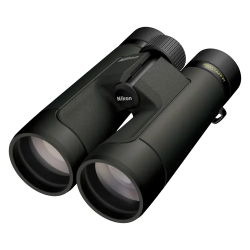 Nikon PROSTAFF P7 12x50 Fernglas - Leichtes 12x50 Fernglas mit hervorragender Lichtstärke und optischer Leistung. Ideal für detailreiche Beobachtungen und komfortables Handling dank ergonomischem Design.