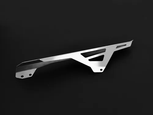 ZIEGER Kettenschutz für Yamaha Ténéré 700 - Silber - Kettenschutz aus geschliffenem Edelstahl, speziell für Yamaha Ténéré 700. Schützt zuverlässig vor Schmutz und Steinschlag, korrosionsbeständig und leicht zu montieren.