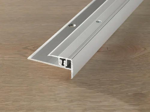 Treppenkantenprofil PROSTEP Aluminium eloxiert Silber - Hochwertiges Treppenkantenprofil aus eloxiertem Aluminium für sicheren Halt. Ideal für den Einsatz in Wohn- und Geschäftsräumen, schützt vor Abnutzung und sorgt für eine stilvolle Optik.